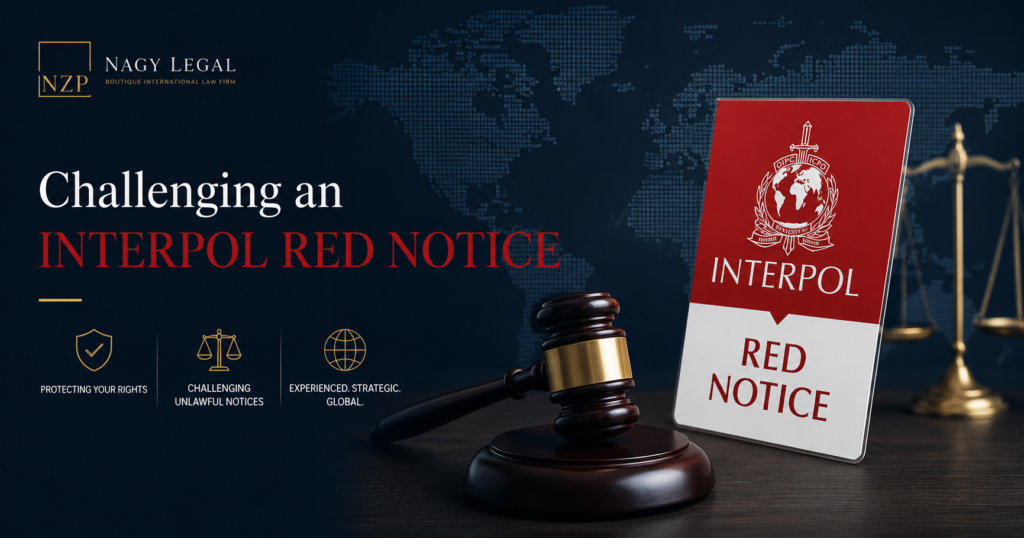 NZP Nagy Legal logosu ile Interpol Kırmızı Bültenine itiraz sürecini simgeleyen tokmak, uluslararası hukuk sembolleri ve dünya haritası.